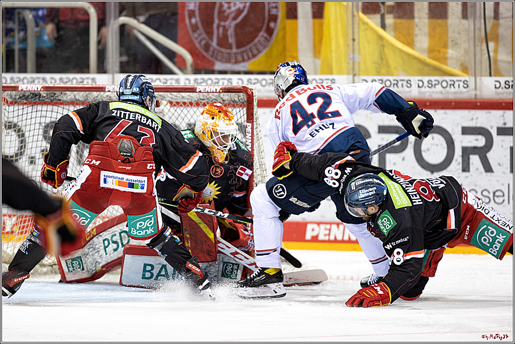 PENNY DEL Viertelfinale 4. Spiel; Duesseldorfer EG - Red Bull Muenchen; Duesseldorf, 16.04.2022